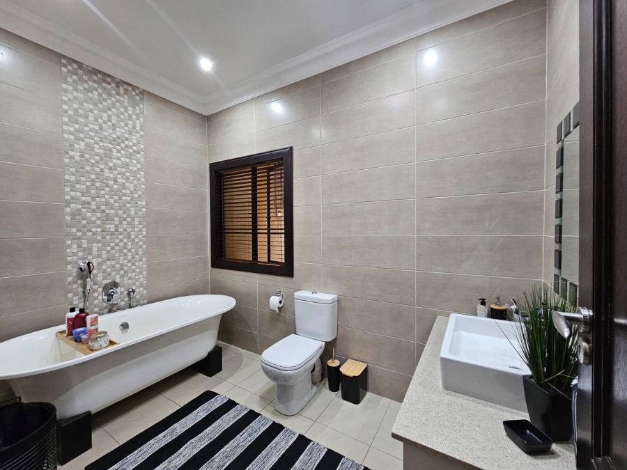 5 Bedroom Property for Sale in Jim Fouchepark Free State